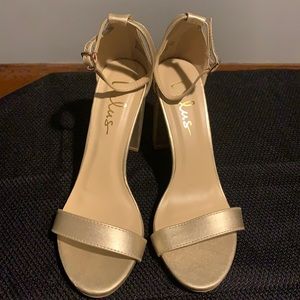 Taylor Champagne Satin Ankle Strap Heels. Women’s Size 8. EXCELLENT Condition.